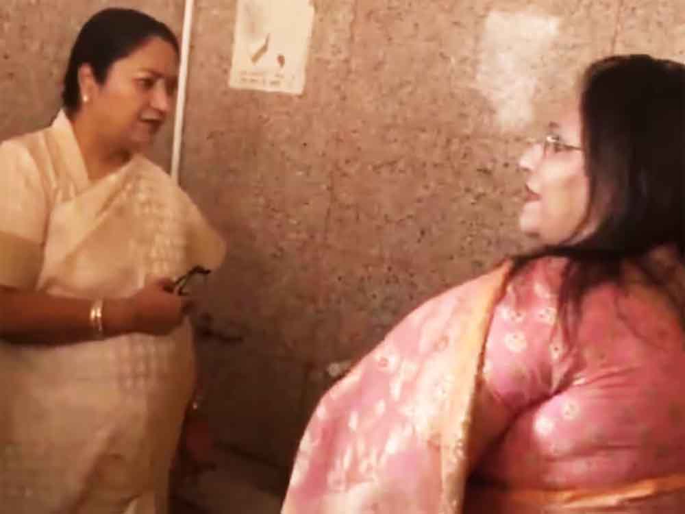 अब स्कूल में अचानक मारा छापा मैडम की लगा दी