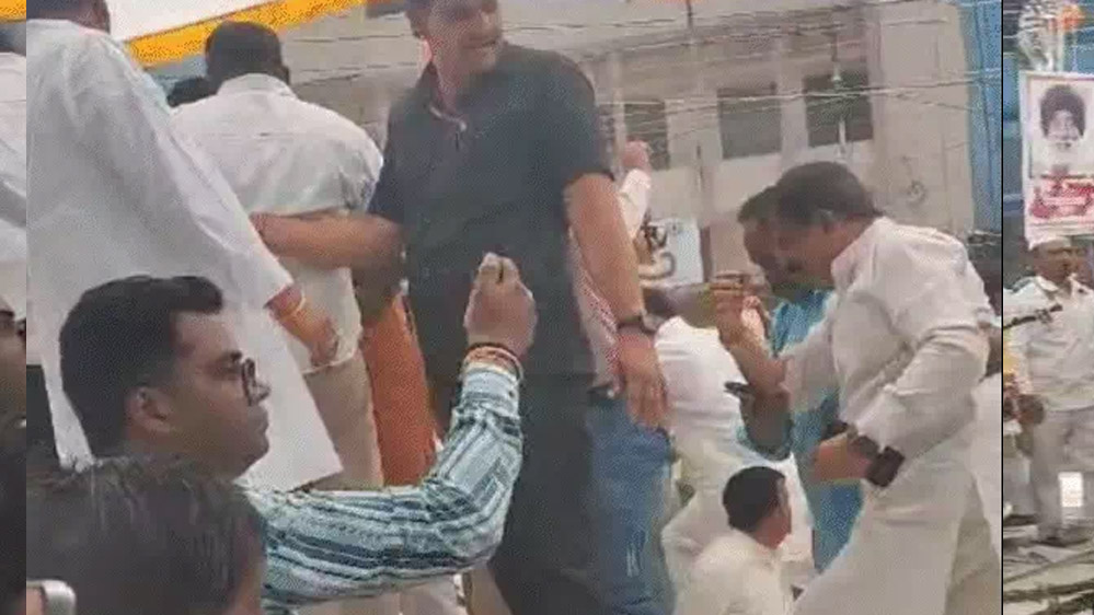 काला कपड़ा,हाथों में तख्ती,MP विधानसभा के बाहर विपक्ष का अनोखा प्रदर्शन 6 काला कपड़ाहाथों में तख्तीMP विधानसभा के बाहर विपक्ष का अनोखा