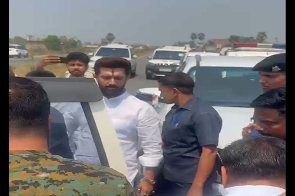 केंद्रीय मंत्री चिराग पासवान ने सड़क पर पड़े एक घायल युवक को पहुंचाया अस्पताल 6 केंद्रीय मंत्री चिराग पासवान ने सड़क पर पड़े एक घायल