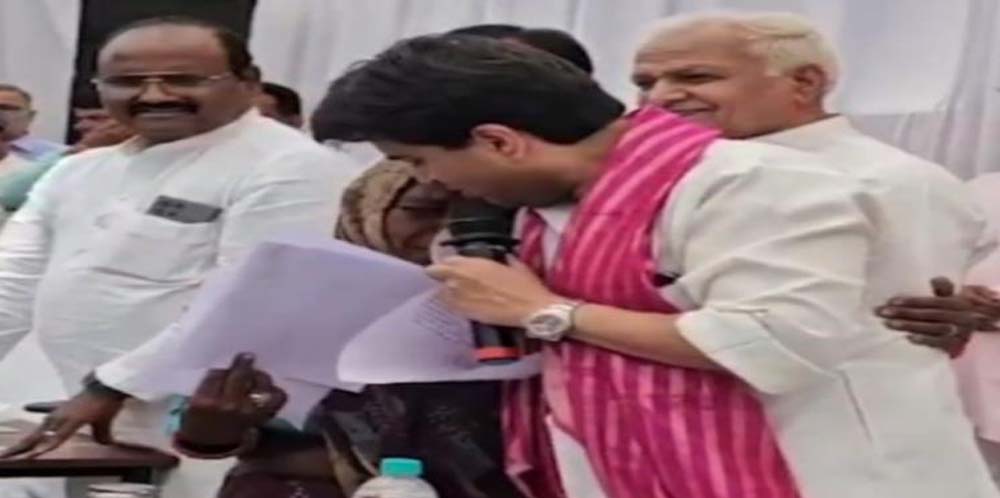 केंद्रीय मंत्री सिंधिया की जनसुनवाई के दौरान एक महिला अपने