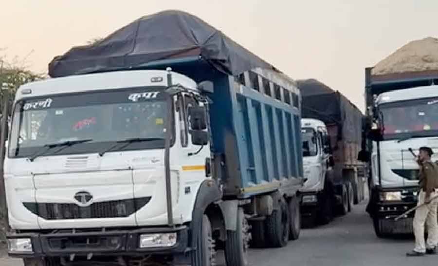 खान विभाग की टीम ने अवैध बजरी परिवहन करते बिना