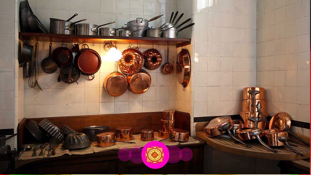 घर भूलकर भी उल्टे ना रखें ये 2 बर्तन वरना