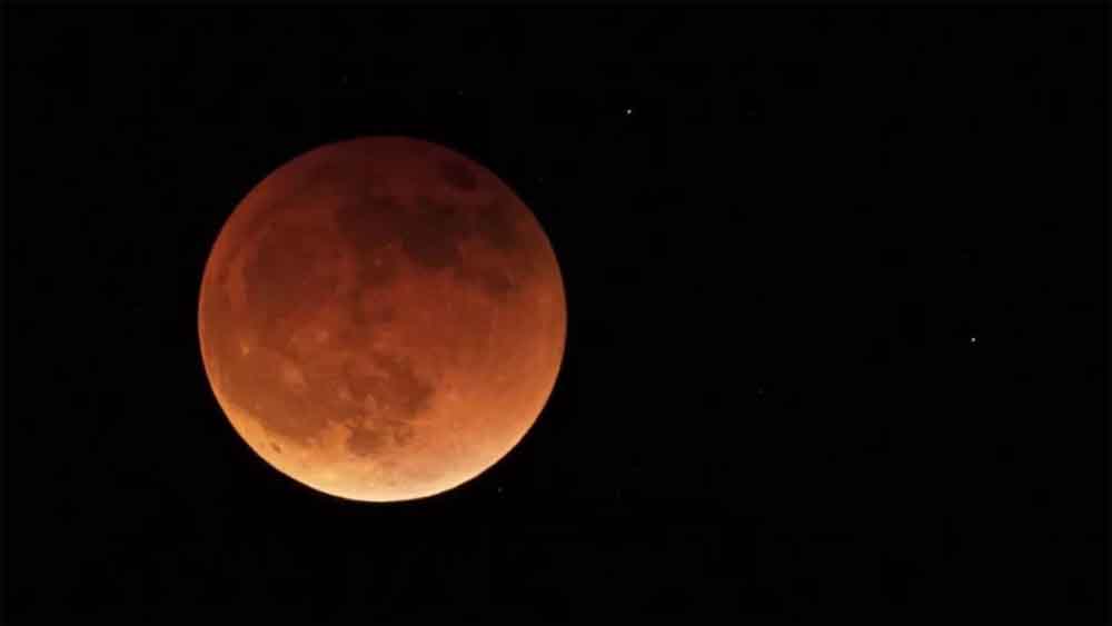 चंद्र ग्रहण आज करीब साढ़े तीन घंटे तक चलेगा इन