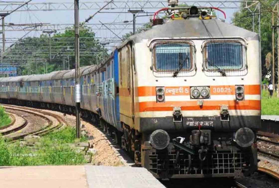 छत्तीसगढ़ एक्सप्रेस में बंदर ने रेलवे अधिकारियों व कर्मचारियों को किया परेशान 6 छत्तीसगढ़ एक्सप्रेस में बंदर ने रेलवे अधिकारियों व कर्मचारियों को