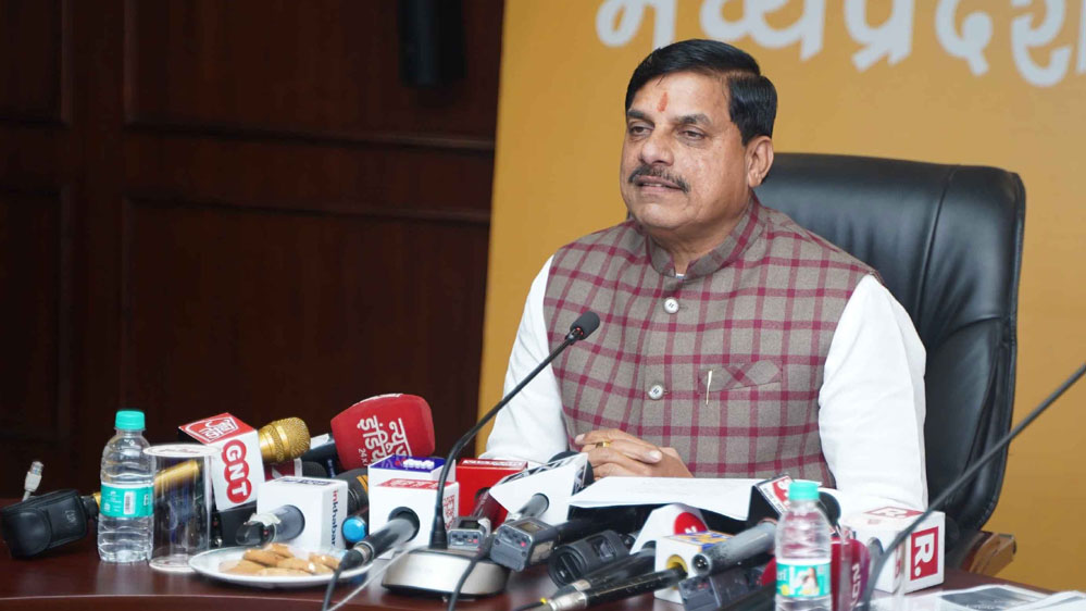 जड़ों से जुड़े रहकर ही विकास पथ पर बढ़ा जा सकता है आगे : मुख्यमंत्री डॉ. यादव 6 जड़ों से जुड़े रहकर ही विकास पथ पर बढ़ा जा