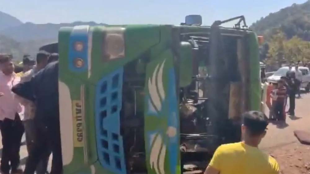 जम्मू कश्मीर के रियासी में एक मिनी बस के पलट जाने