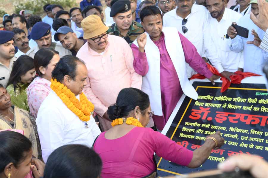 जामताड़ा महिला डिग्री कॉलेज की इरफान अंसारी ने रखी आधारशिला, बोले- नहीं रूकेगी बेटियों की पढ़ाई 6 जामताड़ा महिला डिग्री कॉलेज की इरफान अंसारी ने रखी आधारशिला