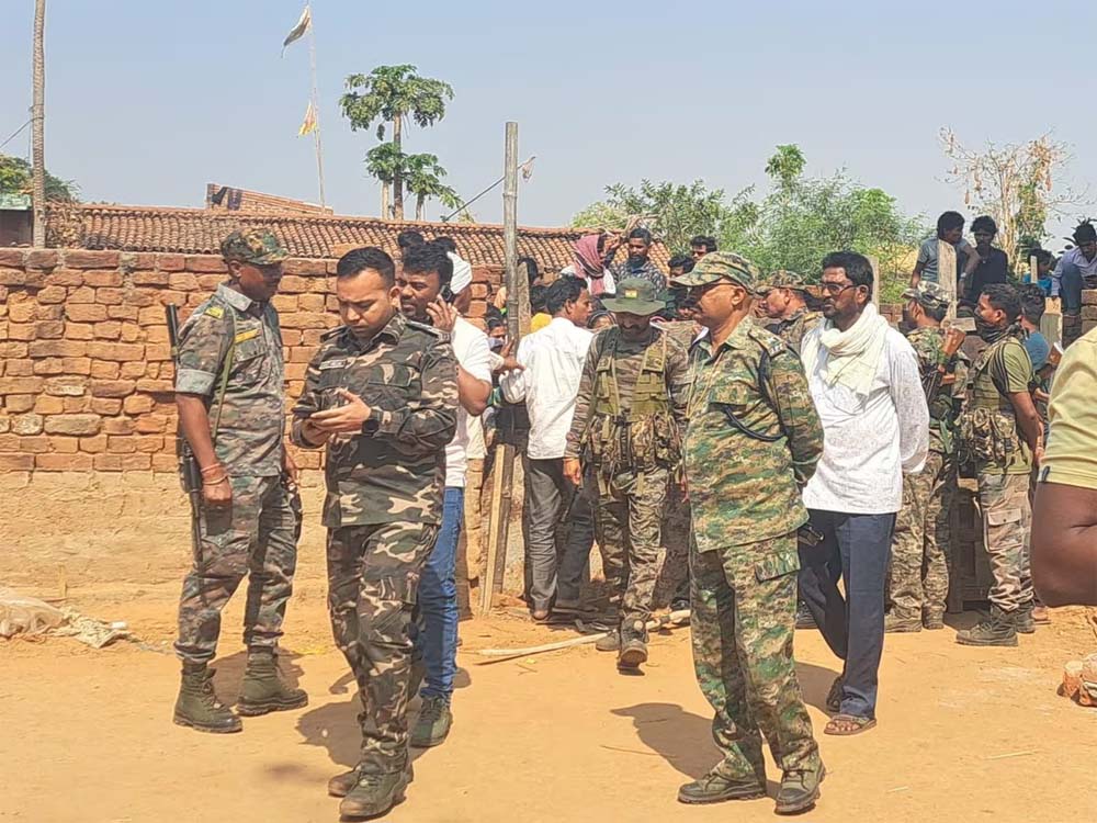 झारखंड से एक दिल दहला देने वाली घटना, एक घर में मिलीं 4 लाशें, 3 बच्चों समेत फांसी पर लटका था पिता 6 झारखंड से एक दिल दहला देने वाली घटना एक घर