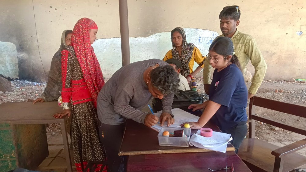 ट्रेन के सामने कूद रही थी महिला, युवक ने बचाया तो हुआ प्यार, अब करेंगे शादी 6 ट्रेन के सामने कूद रही थी महिला युवक ने बचाया