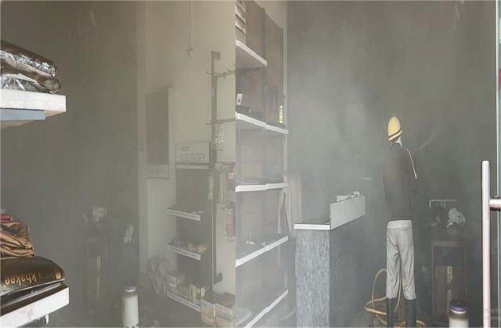 दादरी शहर के लोहारू रोड़ स्थित गोरमेंट शोरुम में अज्ञात कारणों से लगी आग, लाखों रुपए का हुआ नुकसान 6 दादरी शहर के लोहारू रोड़ स्थित गोरमेंट शोरुम में अज्ञात