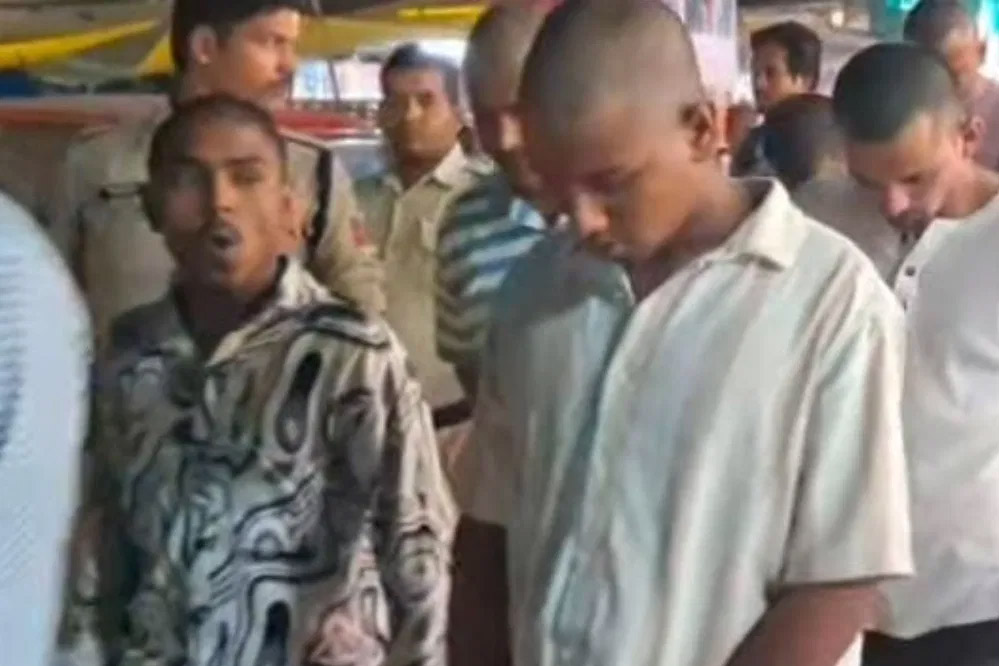 देवास युवकों का मुंडन कर जुलूस निकालने का गरमाया मामला