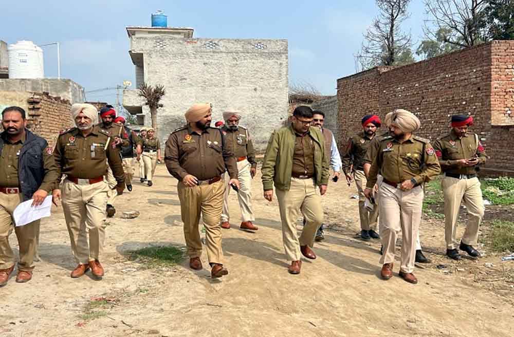 नशे के खिलाफ एक सर्च ओप्रेशन चलाया जिसमें पुलिस मुलाजिमों