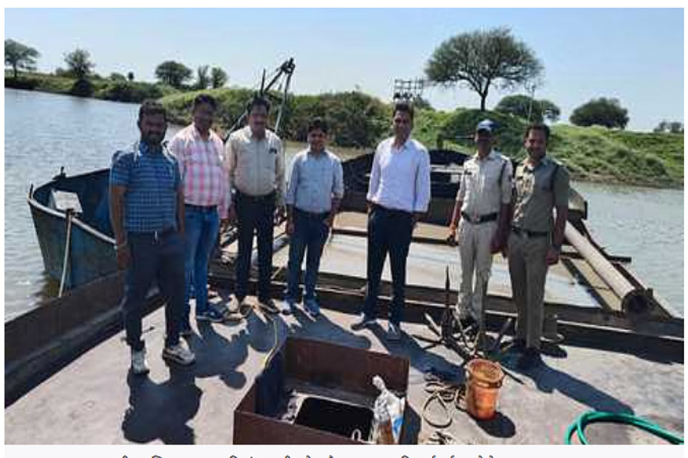 नीमच में खनिज विभाग की कार्रवाई चार फाइटर मशीन चार