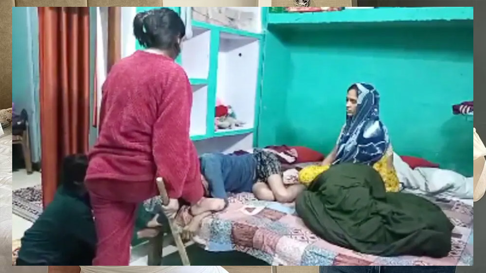 पत्नी ने पकड़े पैर तो बेटी ने हाथ पिता को