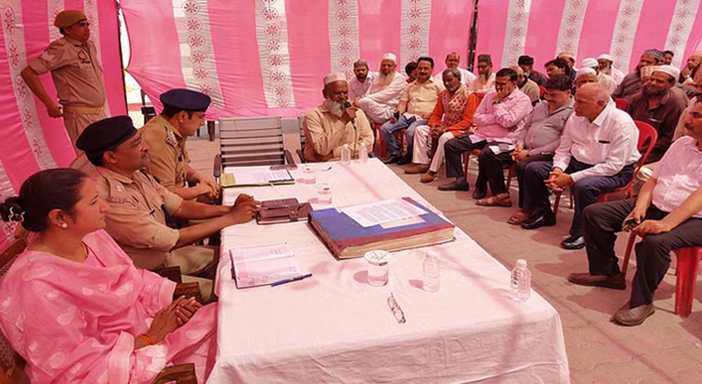 पीस कमेटी की बैठक में पुलिस ने दिए निर्देश, संभल की सड़कों और छतों पर नमाज की अनुमति नहीं 6 पीस कमेटी की बैठक में पुलिस ने दिए निर्देश संभल
