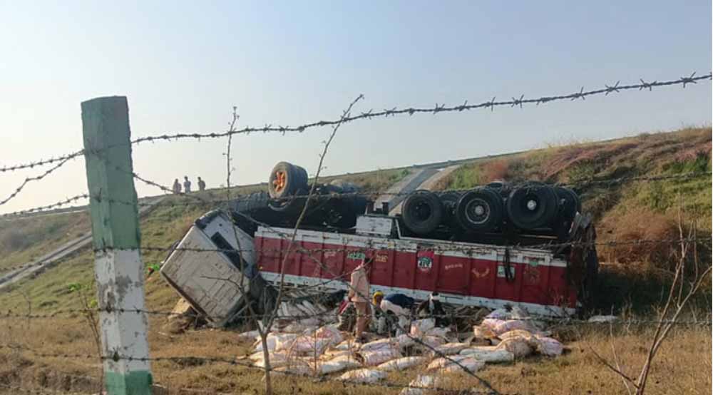 पूर्वांचल एक्सप्रेस-वे पर पलटा शराब का ट्रक 6 पूर्वांचल एक्सप्रेस वे पर पलटा शराब का ट्रक
