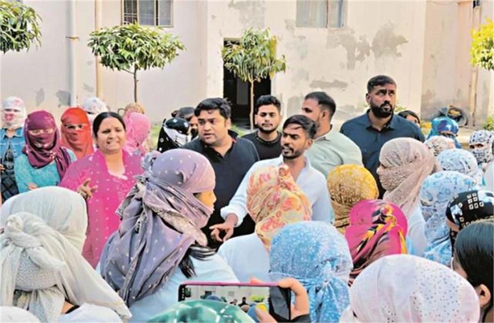 प्रिंसिपल की करतूत छात्राओं को घर बुलाकर शारीरिक संबंध बनाता