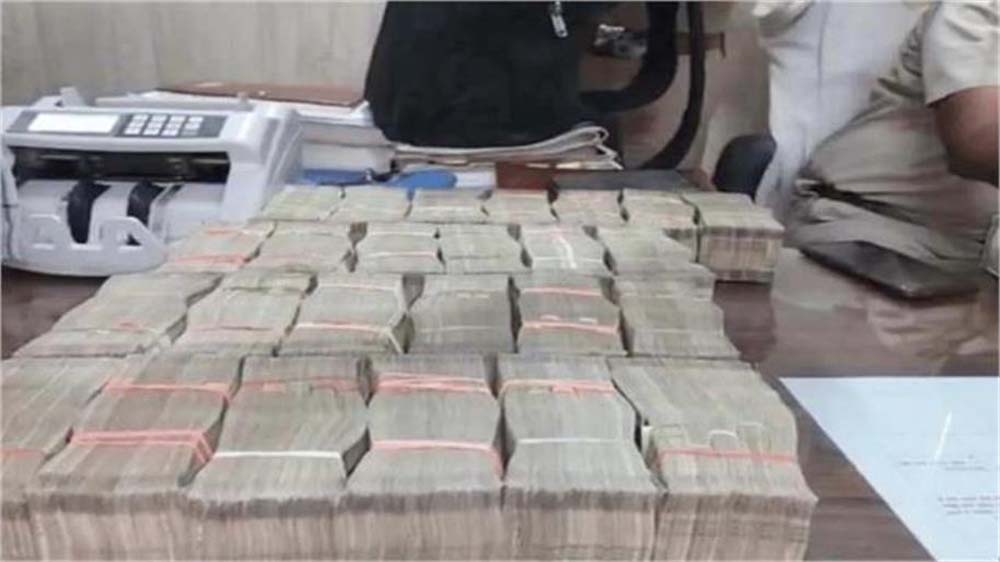 फरीदाबाद के सूरजकुंड इलाके में ग्रीनफील्ड पुलिस द्वारा एक ब्रेजा