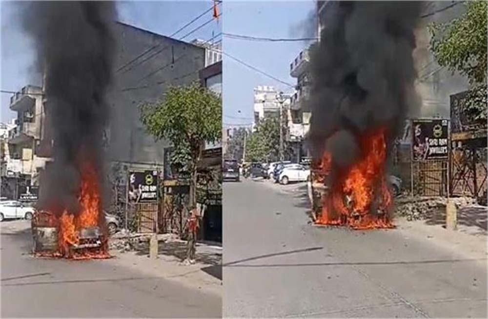 फरीदाबाद शहर के तीन नंबर इलाके में आज बड़ा हादसा टाला, बैटरी फटने से हुआ हादसा, कार बनी आग का गोला 6 फरीदाबाद शहर के तीन नंबर इलाके में आज बड़ा हादसा