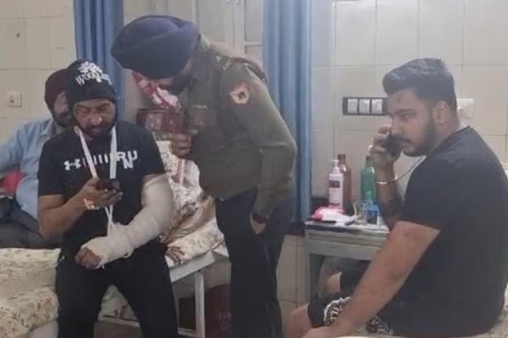 बल्ले से सेना के अफसर को पीटा, सामने आया VIDEO; पंजाब में 15 पुलिसवाले सस्पेंड 6 बल्ले से सेना के अफसर को पीटा सामने आया VIDEO