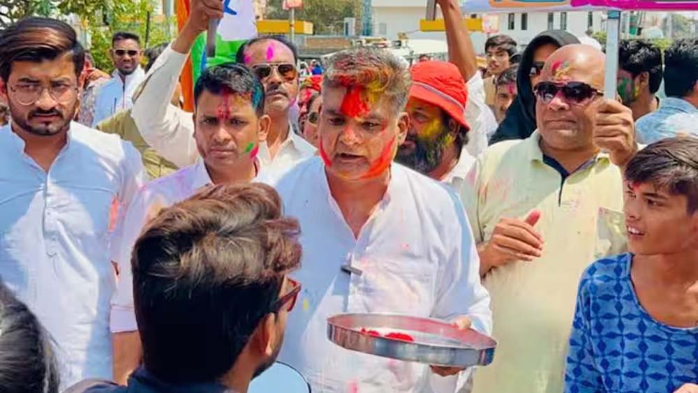 भोपाल में रंग पंचमी पर कांग्रेस नेताओं ने रंग पंचमी का नाम बदलकर 'कर्ज पंचमी' रख दिया, मोहन यादव सरकार को घेरा 6 भोपाल में रंग पंचमी पर कांग्रेस नेताओं ने रंग पंचमी