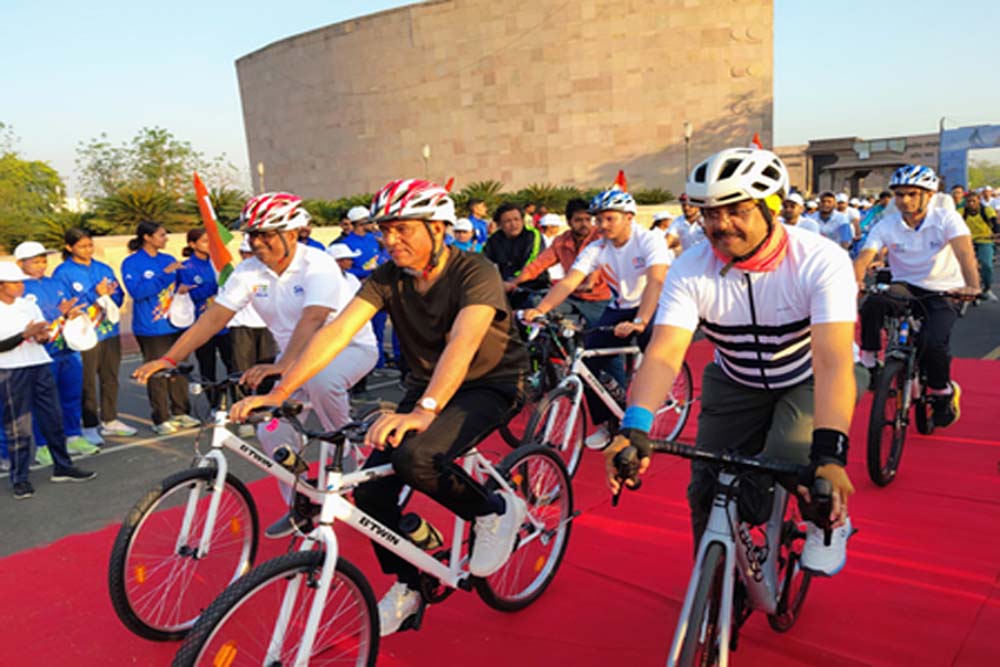 मंत्री मनसुख मांडविया ने यहां 'फिट इंडिया संडे ऑन साइकिल' के दौरान 500 से अधिक सवारों का किया नेतृत्व 6 मंत्री मनसुख मांडविया ने यहां फिट इंडिया संडे ऑन साइकिल