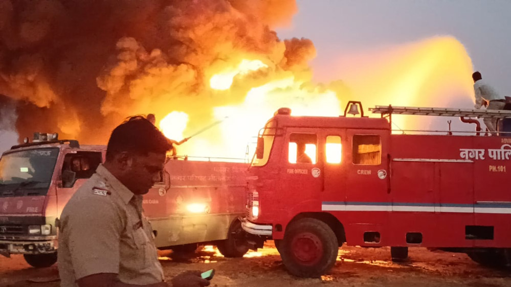 मंदसौर में भीषण आग आसपास के गांवों में अलर्ट जल