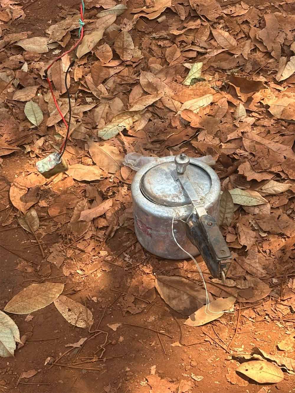 मदई खदान में प्रेशर कुकर आईईडी बरामद सुरक्षाबलों ने किया