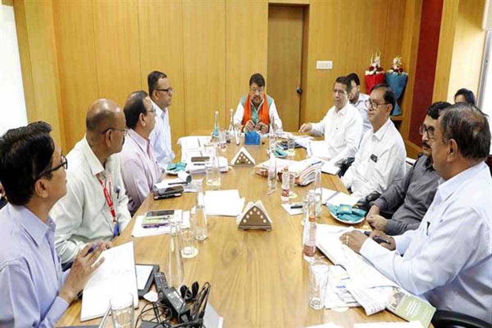 मध्यम और कमजोर वर्ग के आवासों का निर्माण हाउसिंग बोर्ड