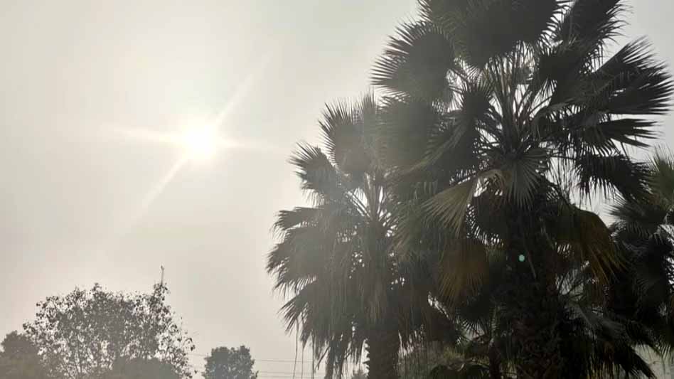 मार्च की तेज गर्मी के बाद मौसम ने अचानक ली