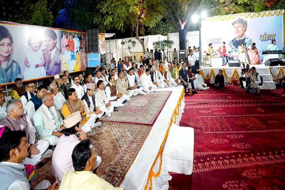 मुख्यमंत्री डॉ. यादव ने पूर्व केन्द्रीय मंत्री स्व. माधवराव सिंधिया की प्रतिमा पर अर्पित की पुष्पांजलि 6 मुख्यमंत्री डॉ यादव ने पूर्व केन्द्रीय मंत्री स्व माधवराव सिंधिया