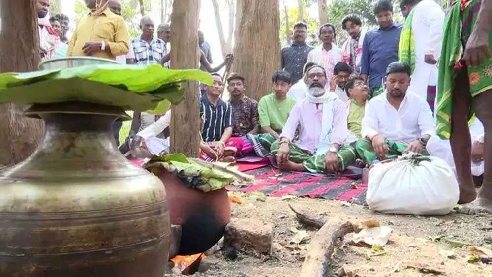 मुख्यमंत्री हेमंत सोरेन ने पैतृक गांव नेमरा में परिवार के साथ मनाया बाहा पर्व 6 मुख्यमंत्री हेमंत सोरेन ने पैतृक गांव नेमरा में परिवार के