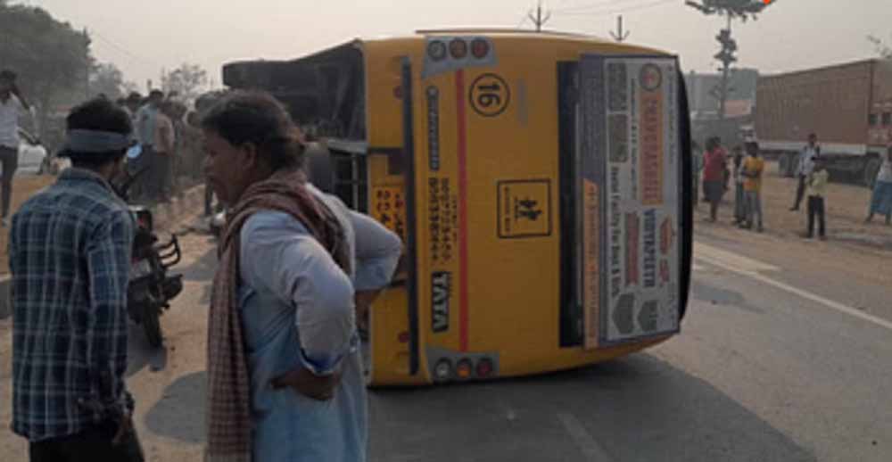मुजफ्फरपुर में तेज रफ्तार स्कूली बस पलटी