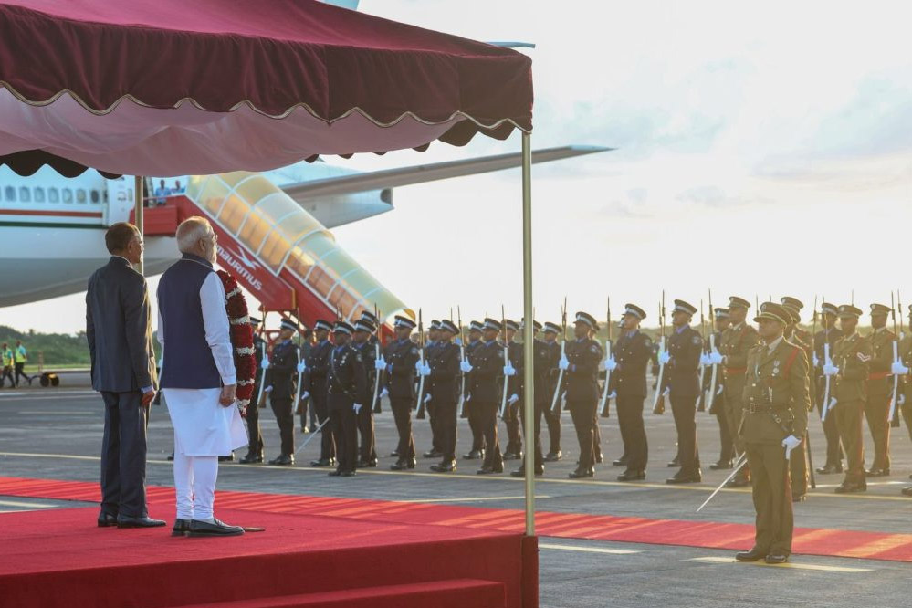 मॉरीशस में दिखा PM मोदी का जलवा पीएम डेप्युटी पीएम