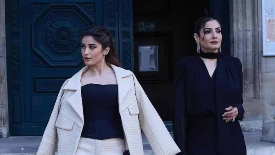 रवीना टंडन ने पेरिस फैशन वीक में बिखेरा जलवा