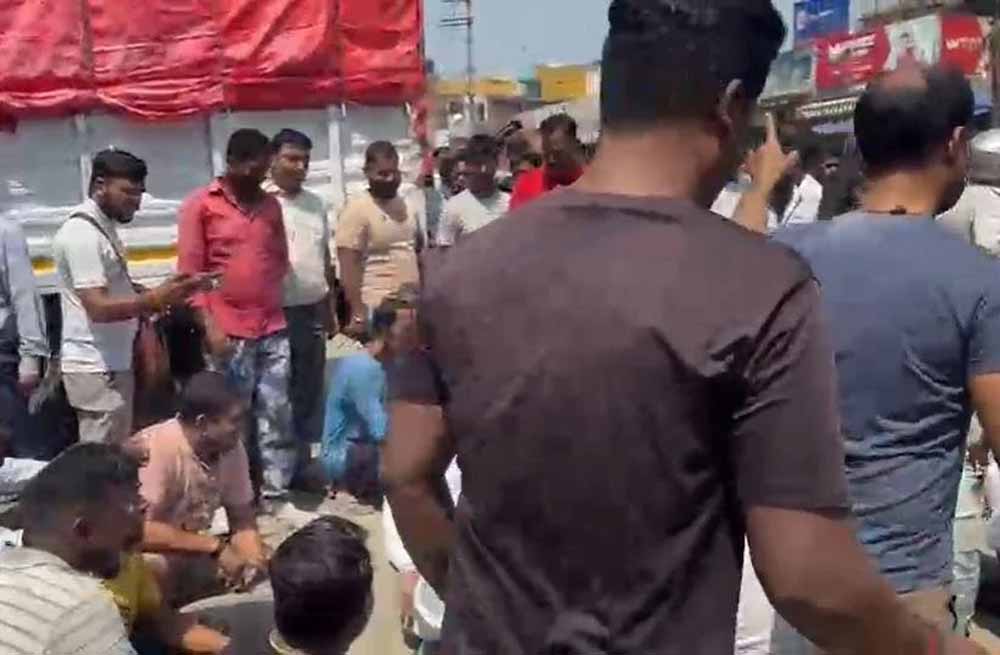 रांची में आजसू के नेता की हत्या के विरोध में आक्रोशित लोगों ने कराई दुकानें बंद 6 रांची में आजसू के नेता की हत्या के विरोध में