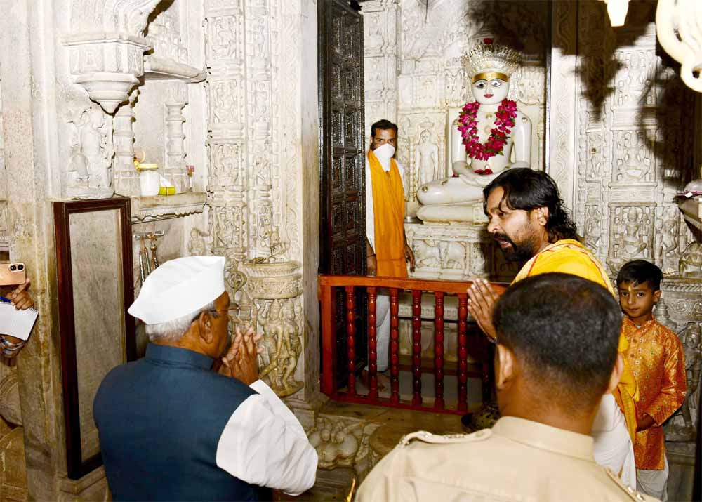 राज्यपाल ने तीर्थंकर भगवान आदिनाथ के मंदिर में पूजा अर्चना