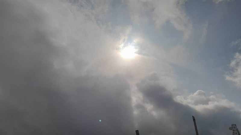 रायपुर में आज सुबह से ही छाए बादल गरज चमक के