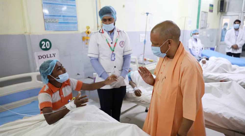 लखनऊ के लोकबंधु अस्पताल पहुंचे सीएम योगी मानसिक मंदित बच्चों