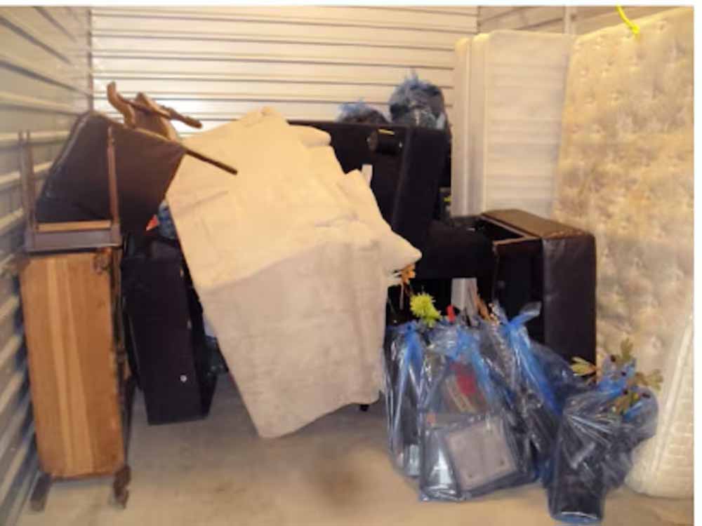 वास्तु के अनुसार घर का कबाड़ करें दान बन जाए