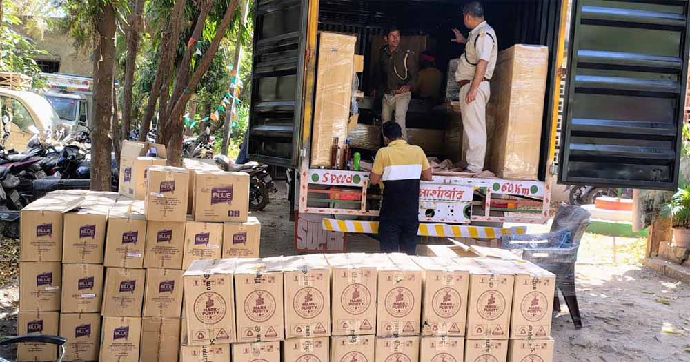 शराब तस्करी रैकेट का भंडाफोड़ , गुप्त तहखाने से 1188 बोतल विदेशी शराब जब्त 6 शराब तस्करी रैकेट का भंडाफोड़ गुप्त तहखाने से 1188