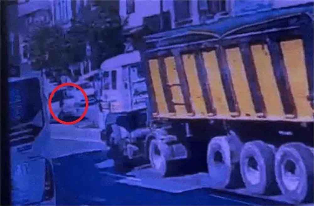 शहर के बीचों बीच तेज रफ्तार स्कॉर्पियो ने सड़क पार कर