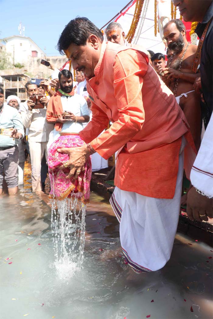 श्रीकृष्ण ने जहां की लीलाएं और जहां पड़े उनके चरण, सभी देवस्थानों को तीर्थ के रूप में करेंगे विकसित : मुख्यमंत्री डॉ. यादव 6 श्रीकृष्ण ने जहां की लीलाएं और जहां पड़े उनके चरण