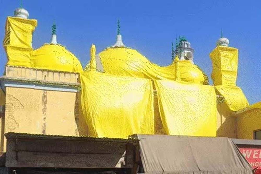 संभल में होली को लेकर सड़क किनारे स्थित मस्जिदों को
