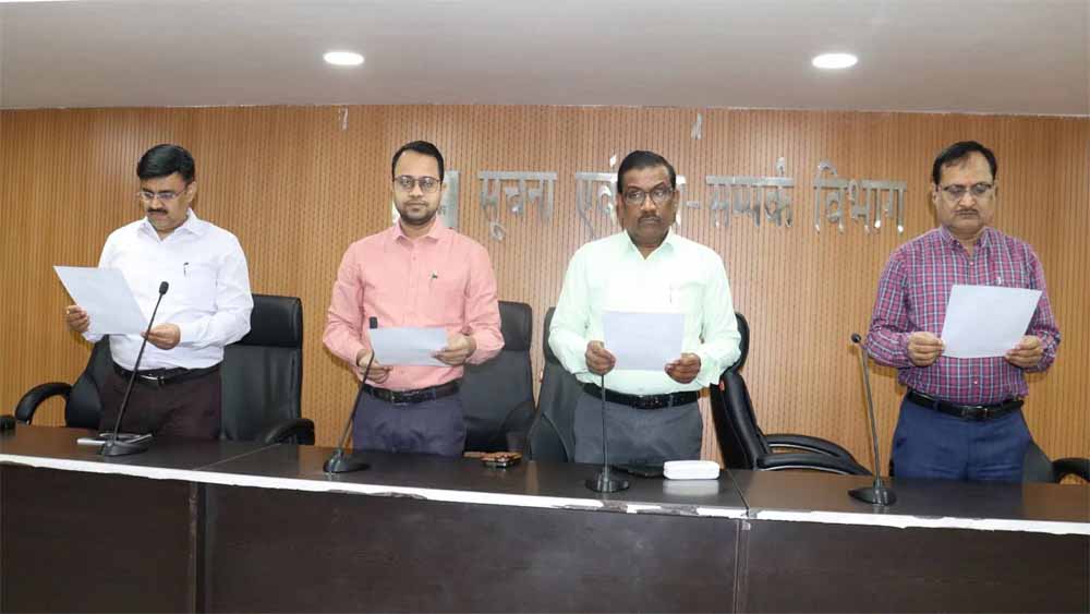 सड़क सुरक्षा को लेकर जागरुकता बढ़ाने के लिए शपथ समारोह आयोजित 6 सड़क सुरक्षा को लेकर जागरुकता बढ़ाने के लिए शपथ समारोह