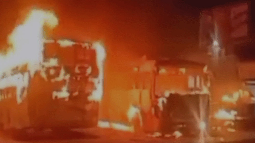 सिंगरौली में बस स्टैंड पर दो बसों में आग लगी, जिंदा जला क्लीनर 6 सिंगरौली में बस स्टैंड पर दो बसों में आग लगी