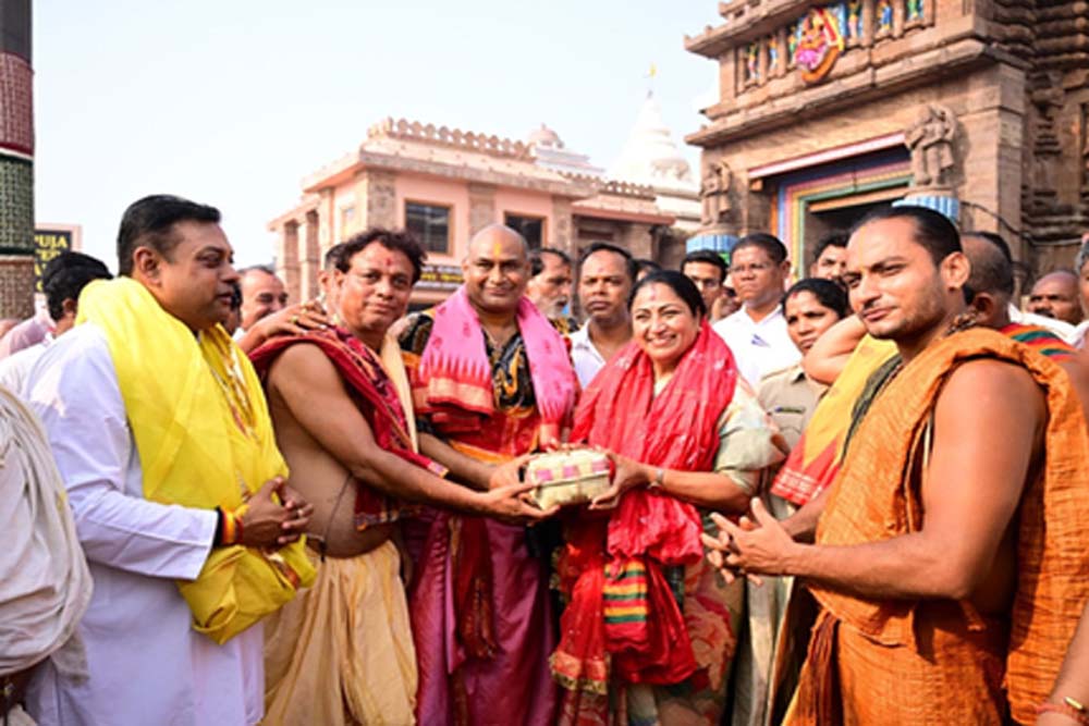 सीएम रेखा गुप्ता मंत्री प्रवेश वर्मा और बीजेपी सांसद संबित