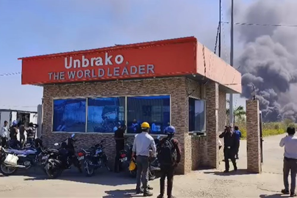 सीहोर में फैक्ट्री में लगी भीषण आग आसमान में छाया