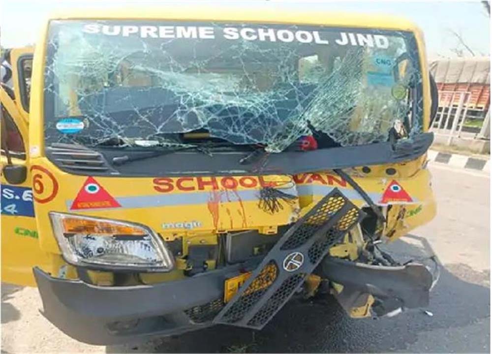 स्कूल की मिनी बस का टायर फटने की वजह से