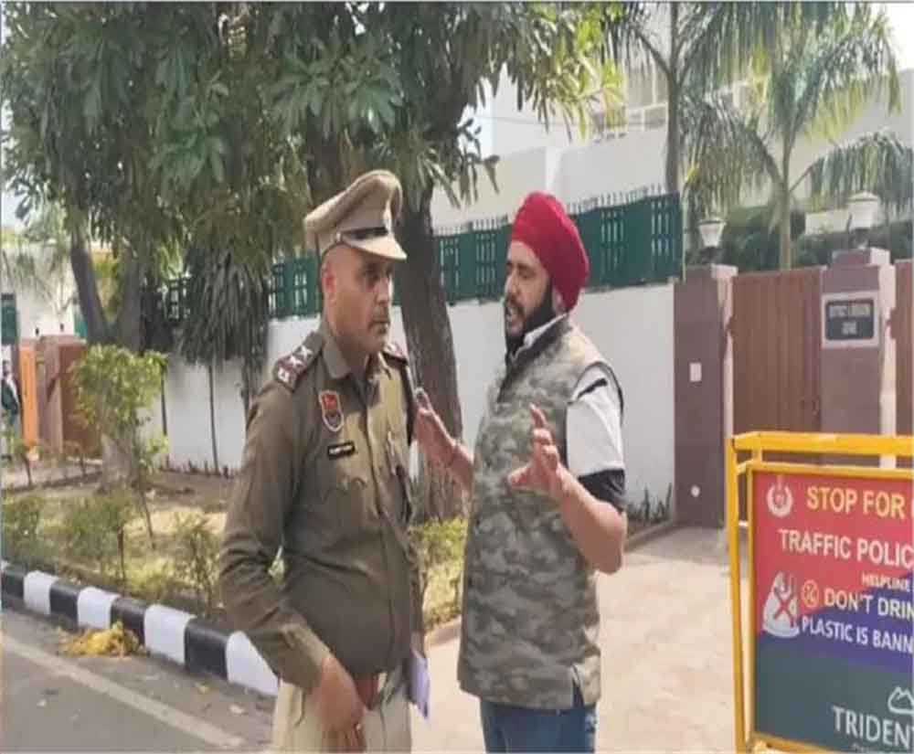 हरियाणा में बैठक के दौरान एक व्यक्ति बाइक लेकर मुख्यमंत्री